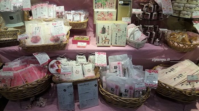Dolci in vendita nel periodo della fioritura dei ciliegi a Tokyo