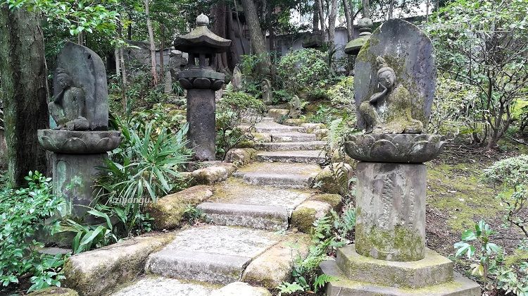 Tokyo: Museo di Nezu; il giardino; statue buddhistiche