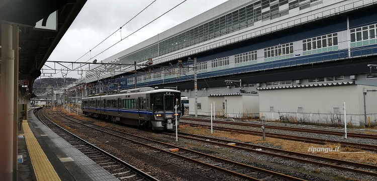 Tsuruga; Tsuruga-Eki, un treno locale della rete ferroviaria nazionale (gruppo JR)