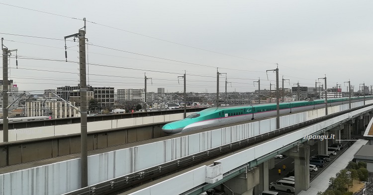 Treni in Giappone: un convoglio della rete shinkansen