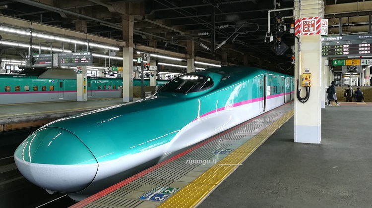 Giappone: una banchina in una stazione ferroviaria. Un pulsante di emergenza
