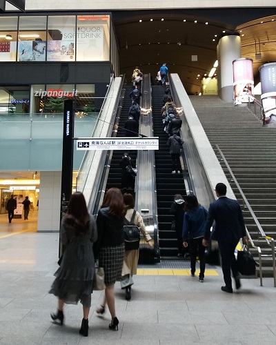 Stazione di Osaka-Namba; scale mobili