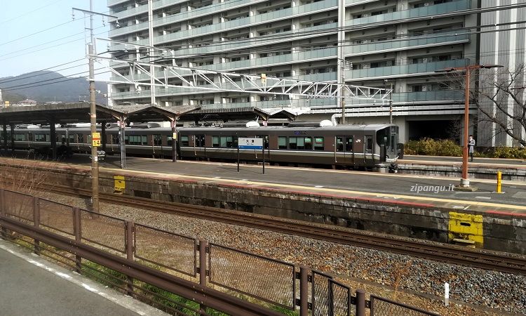 Otsu (Giappone); la Stazione di Otsu, da cui è possibile raggiungere la Stazione di Kyoto in soli 10 minuti