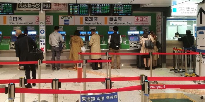 Biglietterie nella Stazione di Tokyo (Giappone): macchinette automatiche e biglietteria con personale