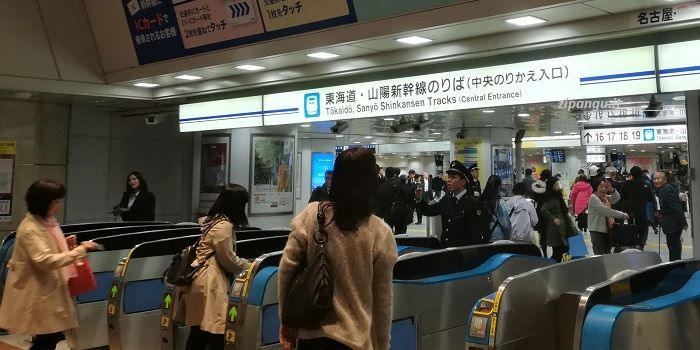 Stazione di Tokyo: varchi di accesso alle banchine dei treni shinkansen