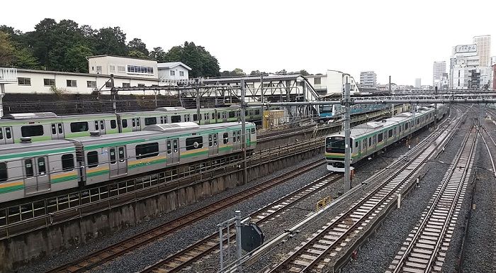 Treni in Giappone: convogli dei servizi urbani, suburbani e vicinali a Tokyo, nei pressi della Stazione di Uguisudani