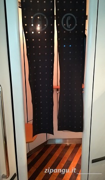 Buone maniere in treno in Giappone: lo spazio dedicato a chi deve parlare al telefono su una carrozza di un treno in Giappone