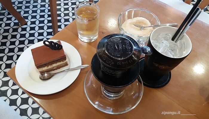 Colazione in stile sudeuropeo: caffè e torta