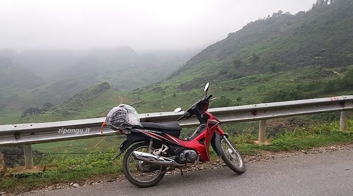 Una Honda semiautomatica di 110 cc: moto ideale per ogni strada asfaltata in Vietnam