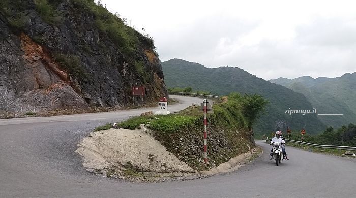 Infinite le possibili deviazioni; qui un bivio verso un confine cinese secondario. Difficilmente la polizia consente di arrivare fino alla frontiera