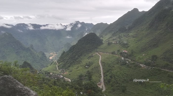 Strade pericolose in Vietnam: Provincia di Ha Giang, Distretto di Quan Ba. Spostarsi in queste regioni in moto è pericoloso