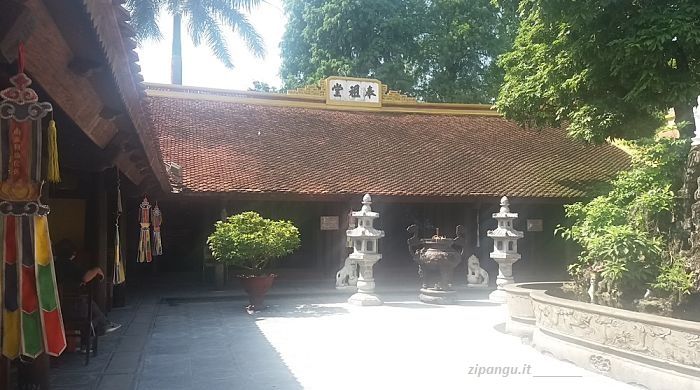 Sala principale di culto della Pagoda di Tran Quoc