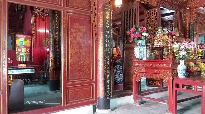 Hanoi; luoghi da visitare: il Tempio Den Quan Thanh, interno della sala principale