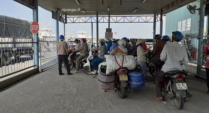 Moto in attesa del traghetto presso il porto fluviale Ben Pha Dinh Khao